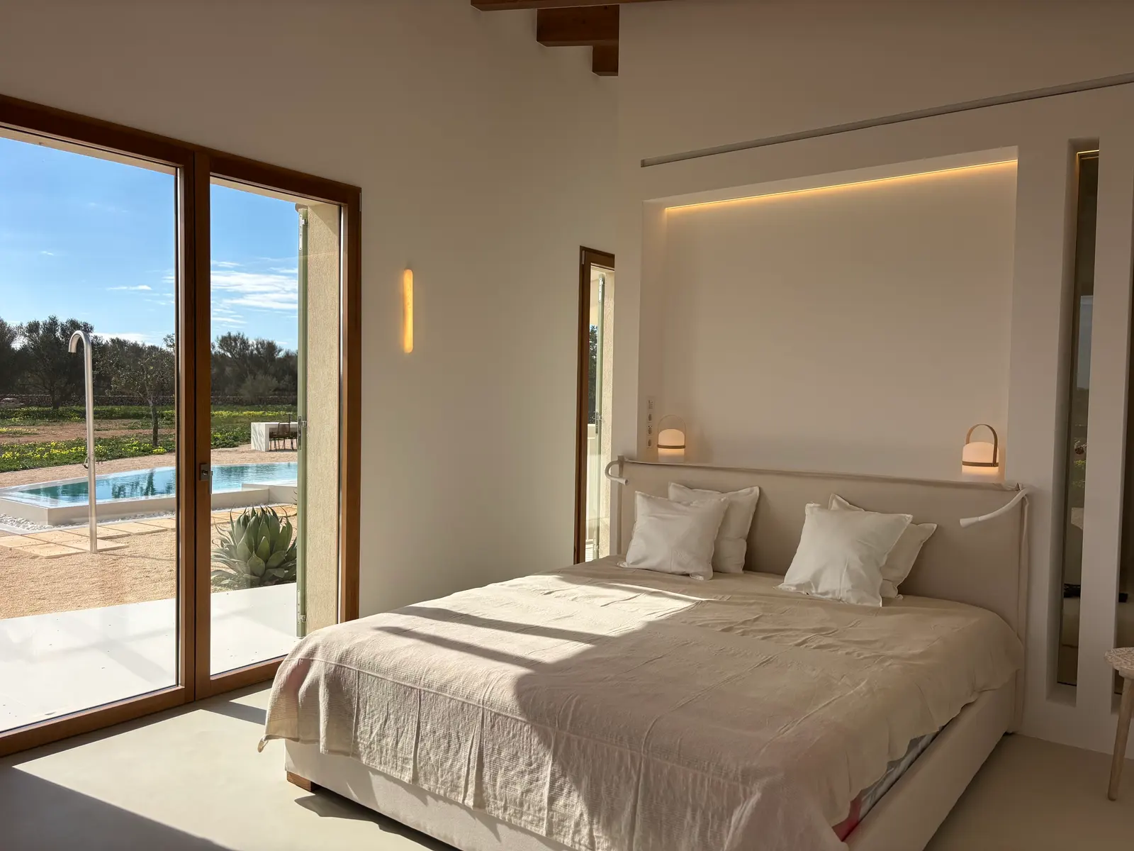 Bedroom with direct access to pool and garden