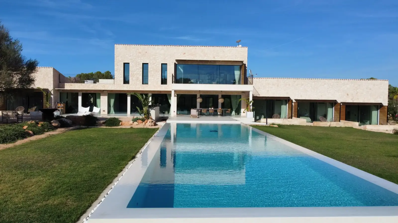 The 120 m² saltwater pool