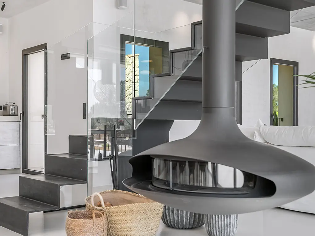 Suspended fireplace